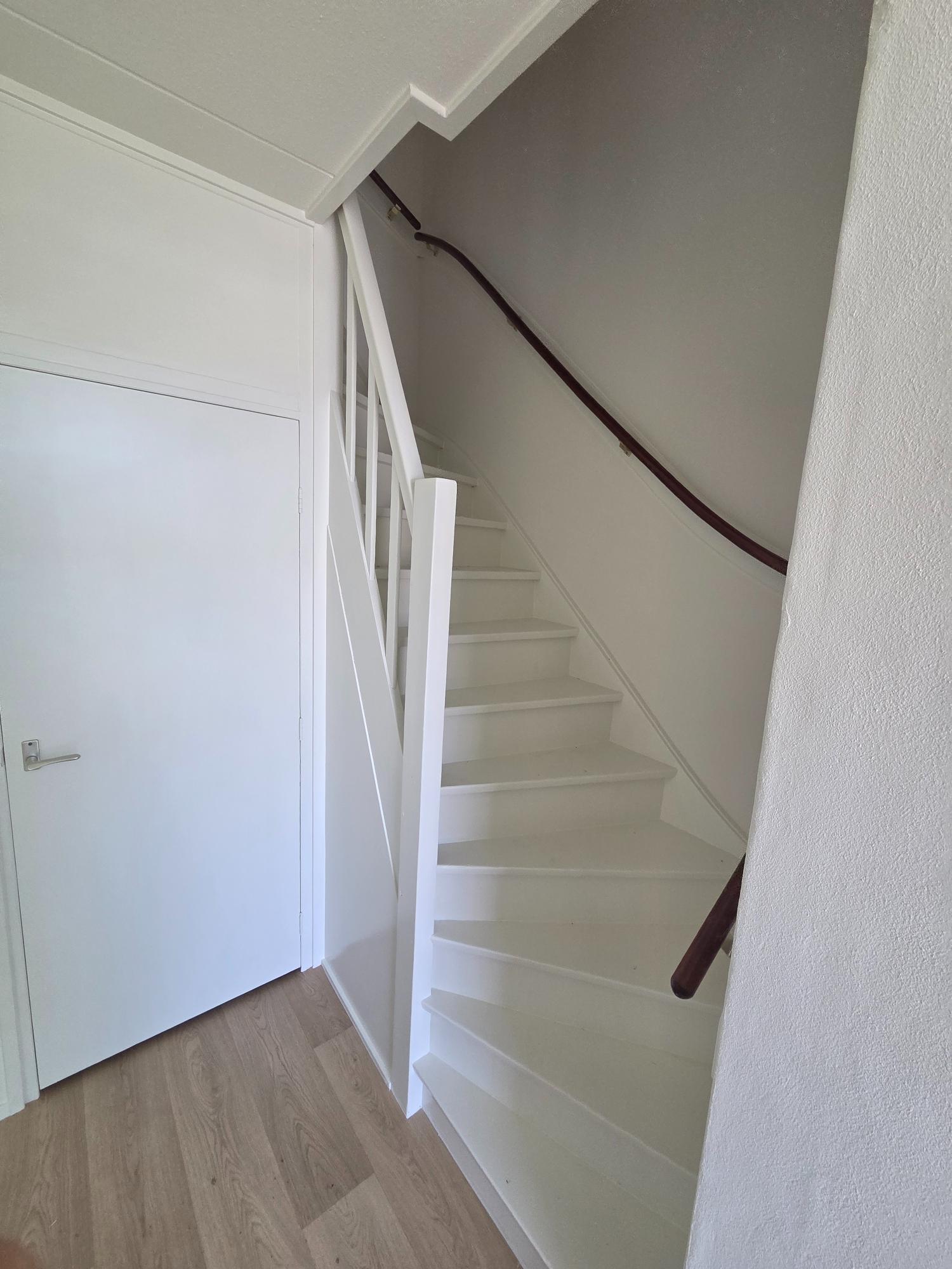 Schilderwerk op trap Vakkundige schilder - Van der Veer schilderwerk